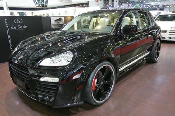 Porsche Cayenne, vozidlo typické pro řecký venkov...