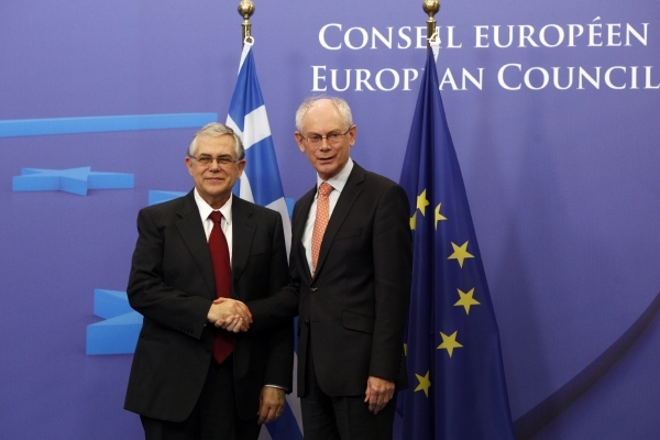 Řecký premiér Lucas Papademos (vlevo) s prezidentem EU Hermanem Van Rompuyem. Řecký premiér Lucas Papademos (vlevo) s prezidentem EU Hermanem Van Rompuyem.