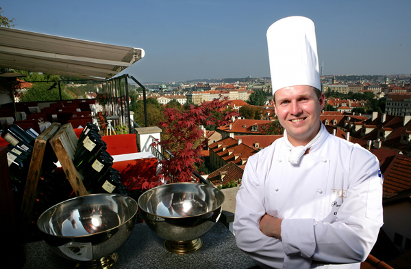 V pražské restauraci Terasa U Zlaté Studně vaří Pavel Sapík (na snímku), syn slavného šéfkuchaře Jaroslava Sapíka.