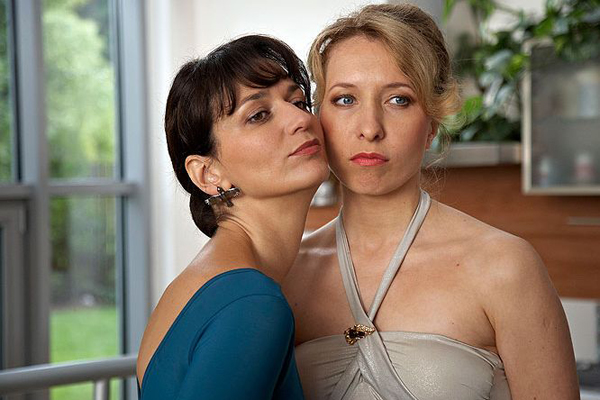 Adéla Gondíková (vlevo) a Tereza Bebarová ve filmu Doktor od Jezera hrochů.