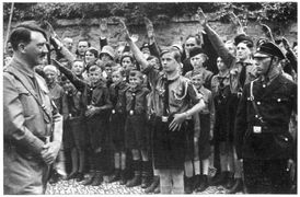 Adolf Hitler na inspekci HJ v Erfurtu roku 1933.