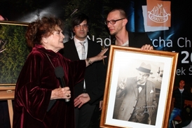 Vlasta Chramostová s autory kalendáře Proměny 2012.