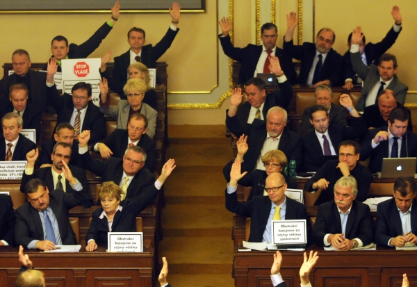 Za prodloužené noční jednání během obstrukcí dostanou poslanci připlaceno.