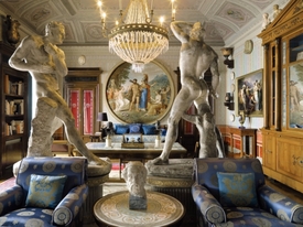 Styl Versace charakterizuje opulence a zdobnost.