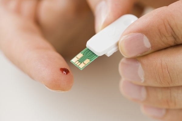 Pravidelná kontrola hladiny cukru v krvi patří k běžným povinnostem diabetiků.