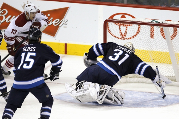 Ondřej Pavelec chytá střelu Raye Whitneyho.