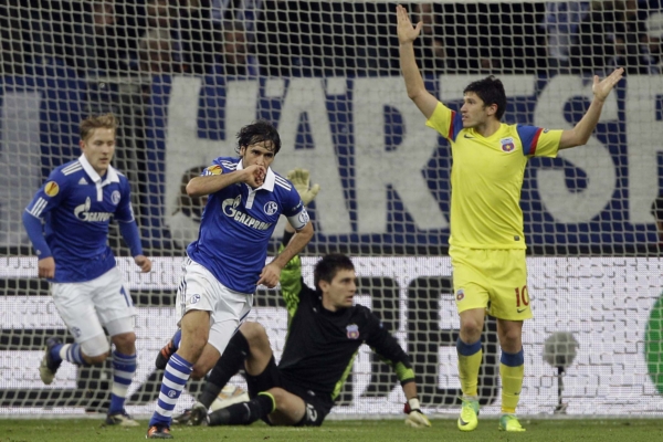 Raúl ze Schalke (uprostřed) se raduje z gólu do sítě Bukurešti.