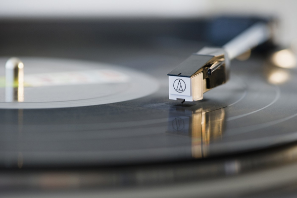 Vinylová deska inspirovala název ocenění.