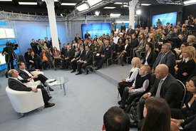 Společně zvítězíme. Debata Putina a Medveděva s občany.