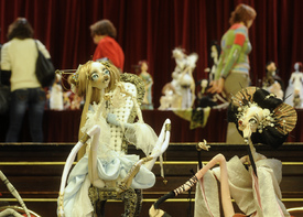 Některé panenky vystavené na víkendovém Doll Prague návštěvníky překvapí. 