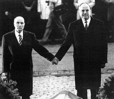 Prezident Mitterand a kancléř Kohl na vojenském hřbitově u Verdunu. Jejich symbolická gesta smíření měla za staletými francouzsko-německými resentimenty udělat tečku.
