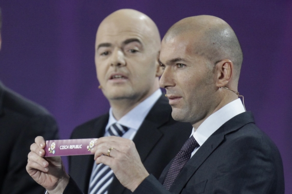 Zinedine Zidane vytahuje z koše Českou republiku.