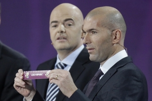Zinedine Zidane vytahuje z koše Českou republiku.