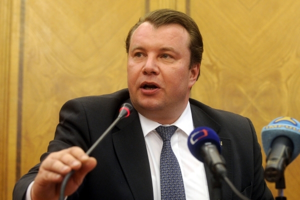Přestože Key Investments míří zřejmě nezadržitelně ke krachu, politikům dosud sloužila bez problémů. Pomohla například "odklonit" peníze exministru průmyslu Martinu Kocourkovi (ODS).