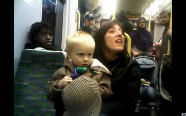 "Jste Britové? Nejste! Tak táhněte do pr...," křičela Britka v tramvaji.