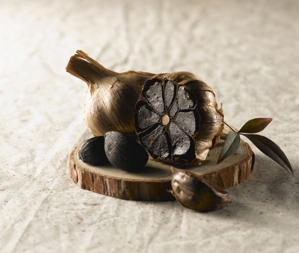 Černý česnek obsahuje dvakrát více antioxidantů než klasická odrůda.