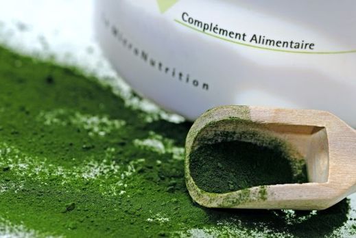 Spirulina je modrozelená řasa, nejčastěji k dostání v prášku či tabletách.