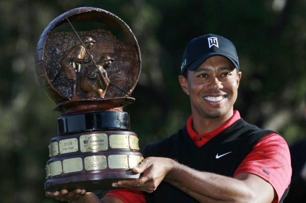 Dlouho neviděný moment, Tiger Woods s vítěznou trofejí.