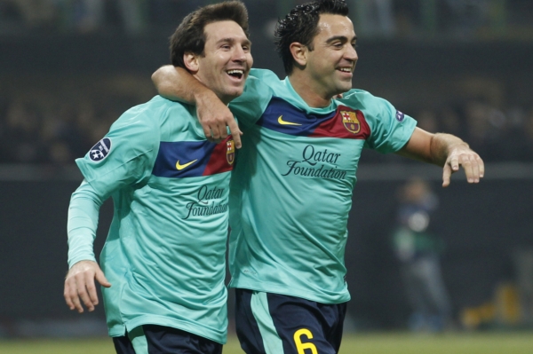 Spoluhráči s Barcelony Lionel Messi (vlevo) a Xavi Hernandez (vpravo) se společně s Ronaldem utkají o Zlatý míč.