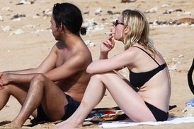 Pohodová Kirsten Dunstová s cigárkem.