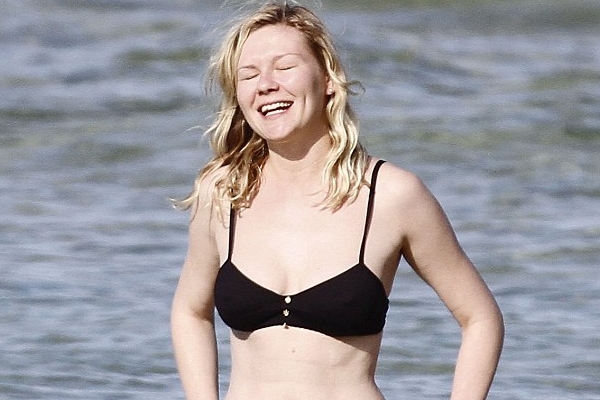 Herečka Kirsten Dunstová na pláži.