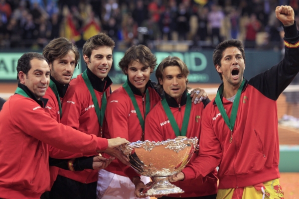 Rozjásaní Španělé s trofejí pro vítěze Davis Cupu.