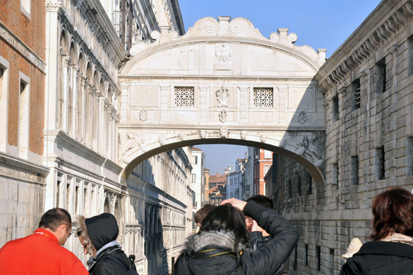 Slavný benátský Most vzdechů (Ponte dei Sospiri).
