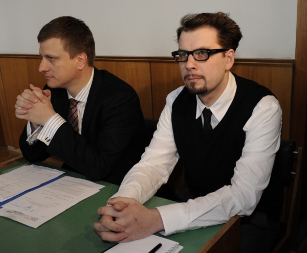 Roman Týc u soudu v přestrojení za Davida Honse, případně Brudňáka?