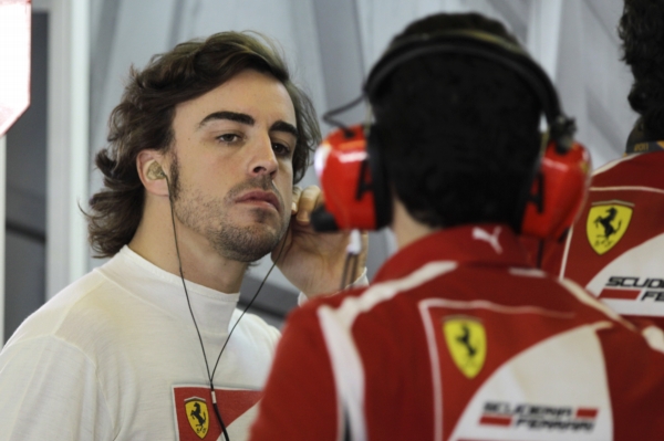 Pilot Ferrari Fernando Alonso (vlevo).