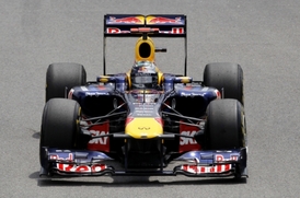 Sebastian Vettel as vozem red bull.