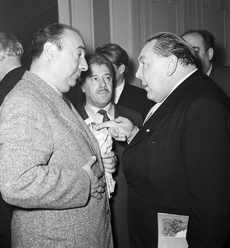 Pablo Neruda diskutuje s Vítězslavem Nezvalem na básnické konferenci v SSSR v roce 1955.