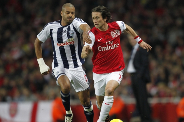 Tomáš Rosický (vpravo) v Arsenalu zůstane.