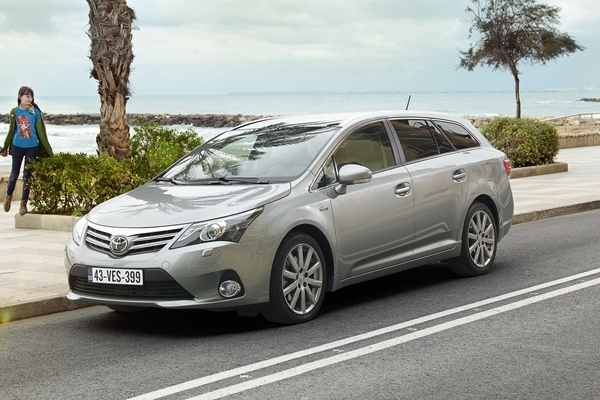 Toyota Avensis po změnách dostala agresivnější výraz.