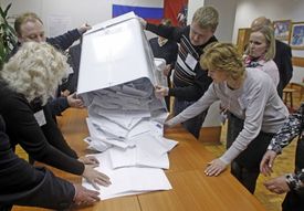 Sčítání hlasů. Ještě že je neprovádějí vojáci v uniformách.