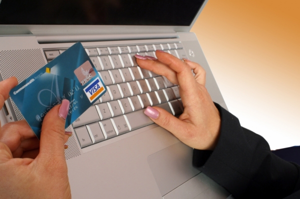 Internetoví obchodníci by v předvánočním období měli utržit zhruba 14 miliard korun.