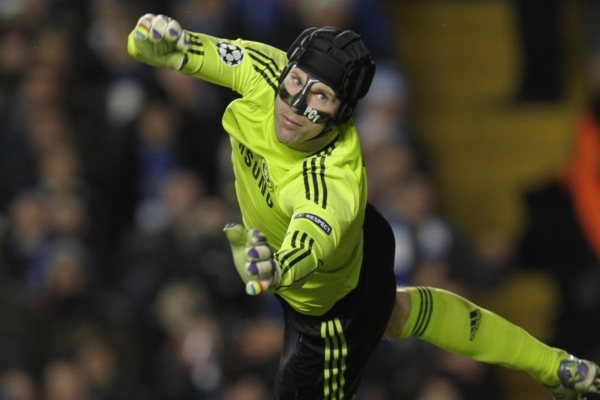Petr Čech při jednom ze svých zákroků proti Valencii.