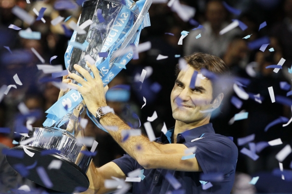 Roger Federer s trofejí pro vítěze Turnaje mistrů.