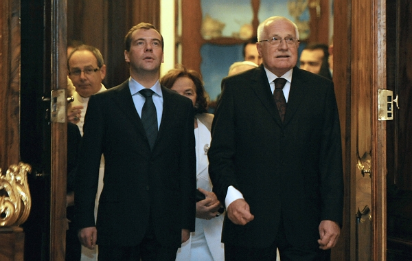 Dmitrij Medveděv a Václav Klaus při prohlídce knihovny Strahovského kláštera.