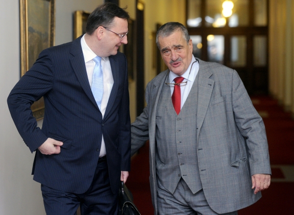 Karel Schwarzenberg při rozmluvě s premiérem Petrem Nečasem.
