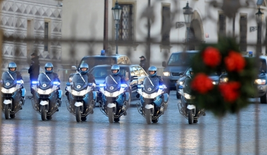 Prezidentská kolona. Na návštěvu dohlížejí na čtyři stovky policistů.
