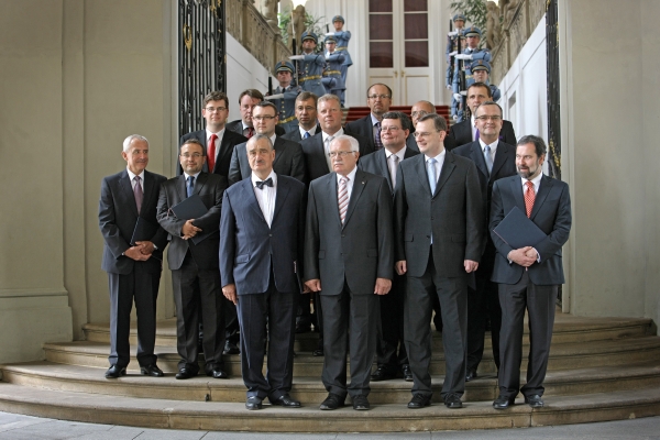 Takhle vypadala Nečasova vláda na začátku - 13. července 2010, kdy ji na Pražském hradě jmenoval prezident Václav Klaus.