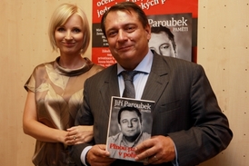 Koupit nemovitost v Řecku prý manželům Paroubkovým umožnily příjmy z prodeje jejich knih.