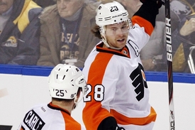 Claude Giroux (vlevo).
