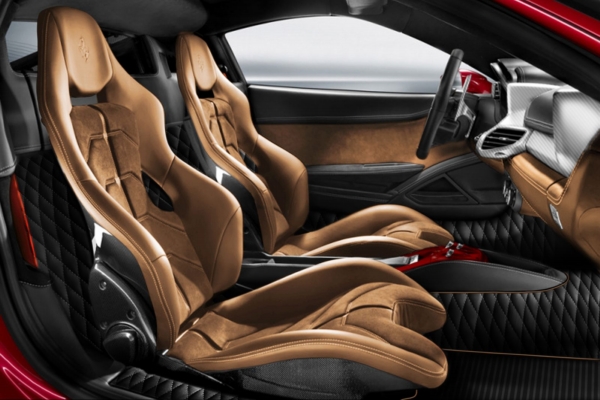 Ferrari 458 Spider v individuální úpravě interiéru podle vkusu majitele.