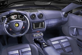 Přejete si džínový interiér ve Ferrari California? Žádný problém.
