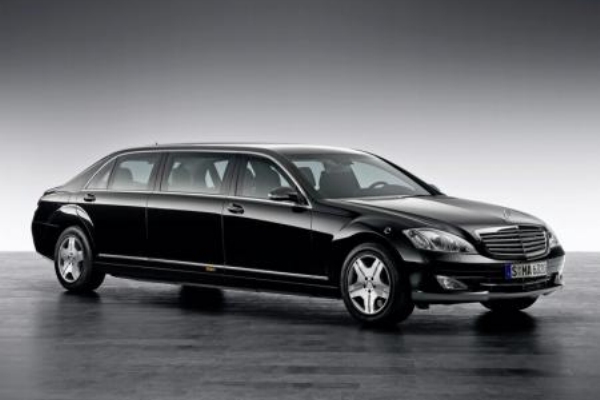 Prezidentská limuzína Mercedes Pullman.