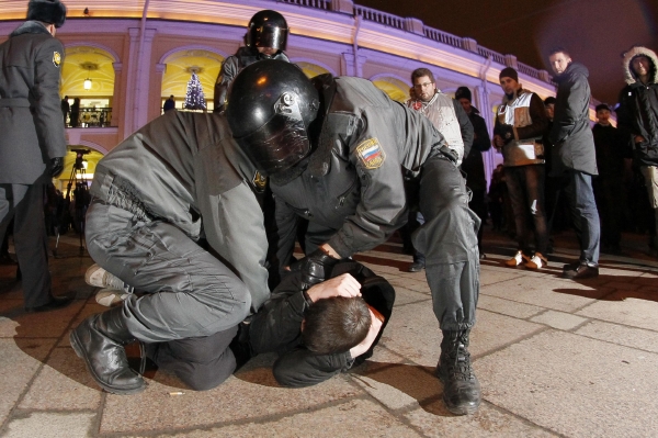 Petrohradská policie pacifikuje povolební protesty.