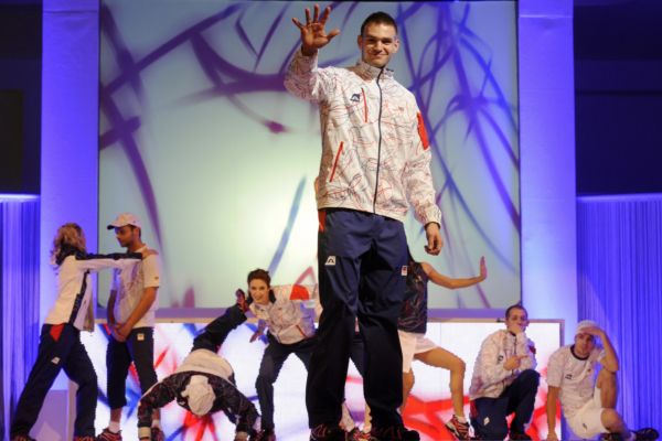 Veslař Ondřej Synek na módní přehlídce. Veslař Ondřej Synek na módní přehlídce.