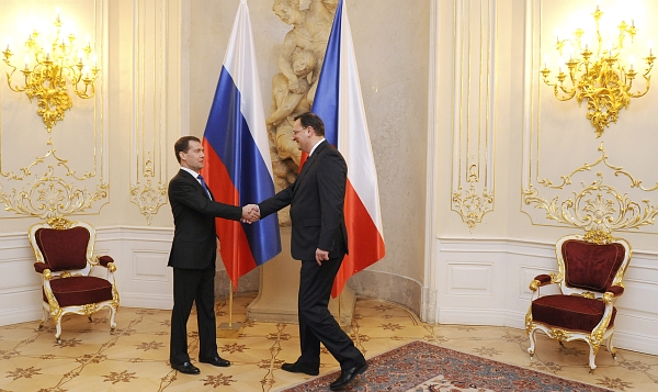 Ruský prezident Dmitrij Medveděv (vlevo) a premiér ČR Petr Nečas. Ruský prezident Dmitrij Medveděv (vlevo) a premiér ČR Petr Nečas.