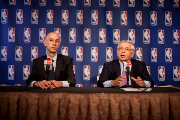 Komisionář NBA David Stern (vpravo) oznamuje potvrzení dohody mezi hráči a kluby.